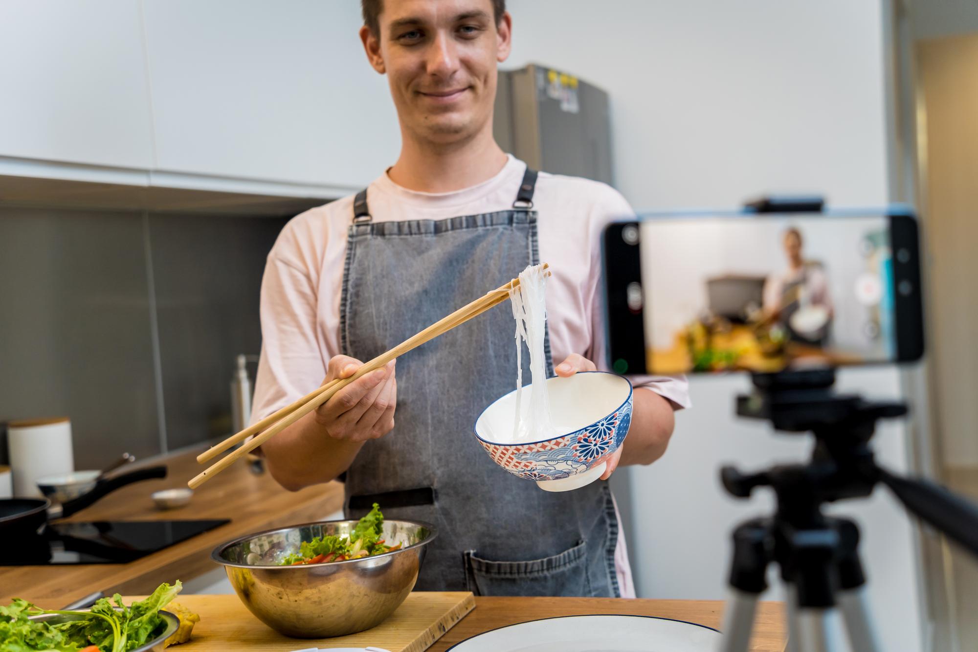 Instruktor prezentujący szybkie techniki kuchenne